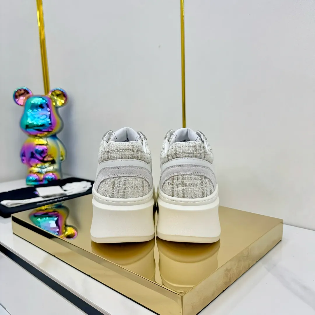 👟👟Ex-factory price 600👟👟 Upgraded version, upgraded version, upgraded version! No rebuttal accepted! ! ! ! Chanel Chanel panda shoes! 2025 counter's top casual sports shoes. This classic design; the upper is electro-embroidered with a variety of techniques; the outsole is fashionable and sporty; the unusual inclusion of a variety of color matching elements... The diversified mix and match is very good-looking and versatile, and can be used for leisure, fashion, sports, and outdoor... ꫛꫀꪝ Go➫ Materials: ❶Upper made of: original imported first-layer silk cowhide + original waterproof cloth + original first-layer cowhide ❷Inner lining: Original Yangli+Net ❸Outsole based on: Original TPU combination outsole Counter boutique packaging complete set for women 35–41 👉 👉 👉 👉 👉